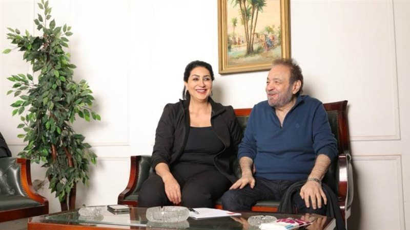 وفاء عامر مع المنتج