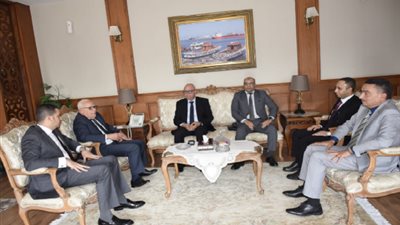محافظ بورسعيد يبحث مع وفد من وزارة الصناعة سبل التعاون المشترك
