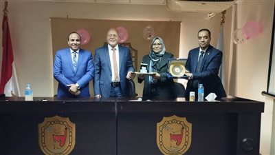 النعماني يُكرم أخصائية شؤون أفراد باستراحة جامعة سوهاج بالقاهرة لبلوغها السن القانونية 
