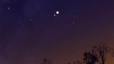يُرى بالعين المجردة.. اقتران ثلاثي للقمر والزهرة وقلب العقرب