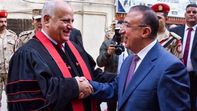 محافظ الإسكندرية يهنئ الطائفة الإنجيلية بعيد الميلاد.. ويؤكد عيدكم عيد لكل المصريين