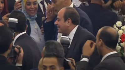عاجل.. الرئيس السيسي يصافح الأقباط بكاتدرائية 