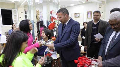 السكرتير العام بالمنيا يهنئ أطفال دور الأيتام القبطية بالمنيا بعيد الميلاد المجيد