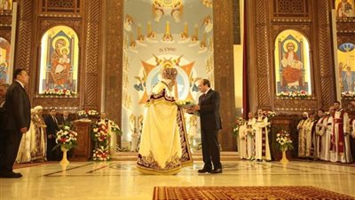 عاجل.. الرئيس السيسي يهدي البابا تواضروس الثاني 