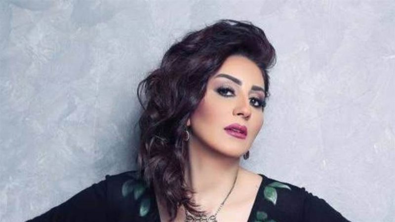 الفنانة وفاء عامر