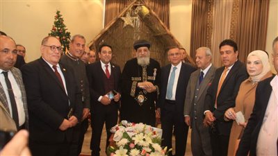 الدكتور عبدالسند يمامة يقدم التهنئة للبابا تواضروس بالكاتدرائية