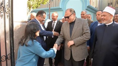 محافظ أسيوط يختتم جولتة بزيارة الكنيسة الإنجيلية الأولى بحي غرب للتهنئة بعيد الميلاد المجيد