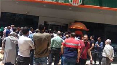 توافد المواطنين أمام فروع بنكي الأهلي ومصر لشراء الشهادات بعائد27% سنويًا