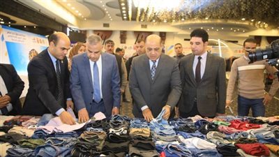 محافظ سوهاج يفتتح معرض دكان الفرحة لتوفير ٣٠ ألف قطعة ملابس جاهزة للأسر الأولى بالرعاية