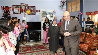 محافظ بني سويف يشارك أيتام دار صديقات الكتاب المُقدّس فرحتهم بالعيد