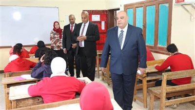 وكيل التعليم يتفقد الامتحانات بمدارس الخارجة التعليمية ويثني على الشهداء الإعدادية ويحيل اثنين للتحقيق