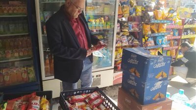 إعدام ٢٠٠ كيلو من المواد الغذائية غير صالحة للاستهلاك الآدمي في حملة للرقابة على أسواق القصاصين