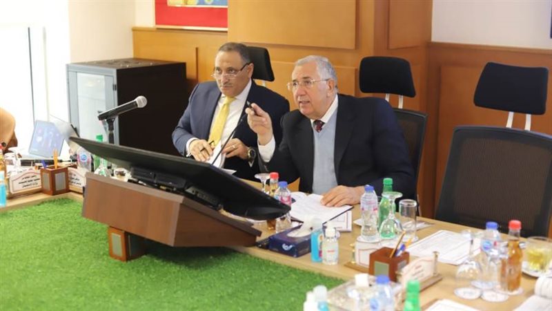 وزير الزراعة خلال