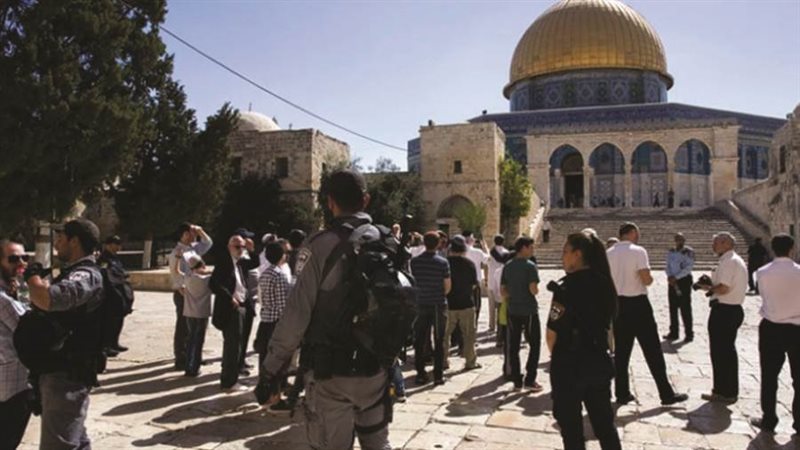 المستوطنين يقتحمون