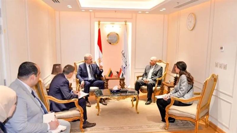 وزير النقل يستقبل