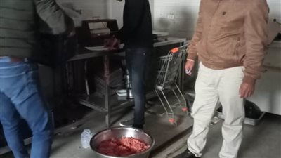 ضبط لحوم ومياه غازية منتهية الصلاحية في حملة بالبحيرة