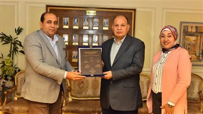 محافظ أسيوط يكرم عميد التربية ومدير الإدارة التعليمية ومنسقي المؤتمر العلمي الثاني بأبنوب