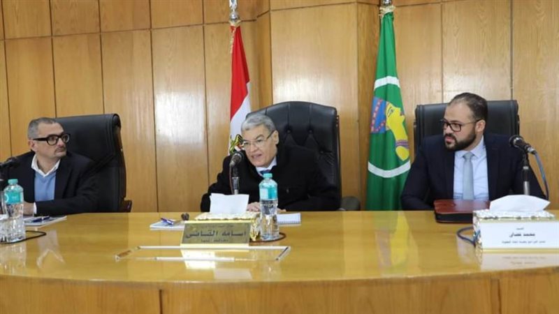 محافظ المنيا خلال