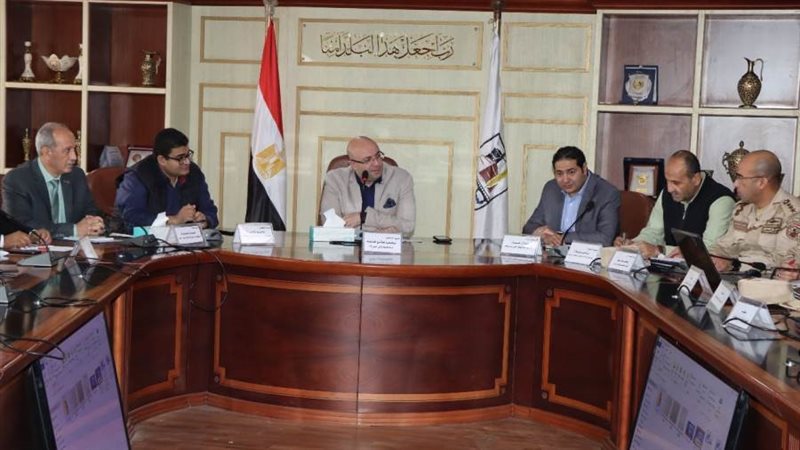 اجتماع محافظ بنى