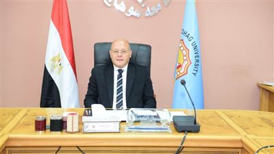 رئيس جامعة سوهاج يعلن تجهيز غرفة عمليات كبرى لإجراء الجراحات الميكروسكوبية الدقيقة والمعقدة