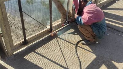 استجابتان للمواطنين بالمنيا.. إصلاح كسر بسور كوبري بأبوقرقاص وإصلاح الإنارة ببهنسا