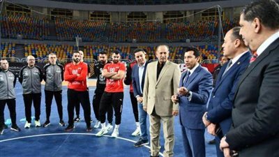 وزير الرياضة يؤازر لاعبي منتخب اليد قبل خوض ضربة البداية لبطولة الأمم الإفريقية