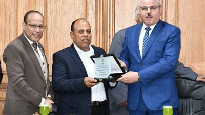 رئيس جامعة القناة يهدي درع شؤون التعليم والطلاب بالجامعة لـ