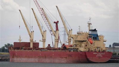 عاجل.. صاروخ حوثي يضرب سفينة أمريكية قبالة سواحل اليمن