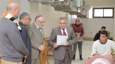 رئيس جامعة السويس يتفقد امتحانات كلية التكنولوجيا والتعليم