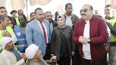 محافظ أسوان يعطى إشارة البدء لإطلاق قافلة 