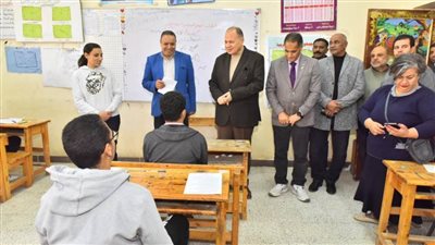 محافظ أسيوط يتفقد لجان امتحانات الشهادة الإعدادية بمدرستي الوحدة العربية ودرية الحسني بحي شرق