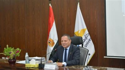 رئيس جامعة دمياط يبحث آليات تنفيذ مراحل مبادرة 