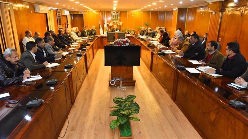 محافظ أسيوط يعقد