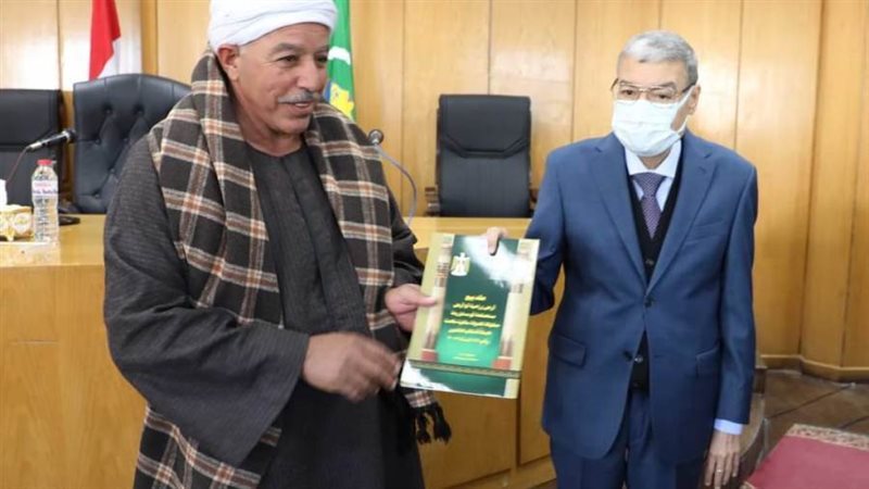 محافظ المنيا يسلم