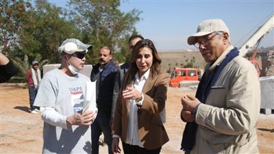 وزيرة الثقافة تتفقد ورشة عمل الدورة الـ28 لسمبوزيوم أسوان الدولي لفن النحت