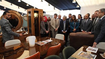 محافظا المنيا ودمياط يفتتحان معرض أوكازيون للأثاث على كورنيش النيل