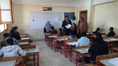 مدير تعليم الجيزة يتفقد سير امتحانات الشهادة الإعدادية بإدارتي أوسيم ومنشأة القناطر