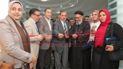 نورالدين يفتتح معرض رؤى تشكيلية بالأزهار