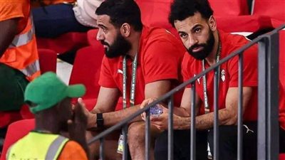 محمد صلاح يتابع مباراة مصر والرأس الأخضر من المدرجات