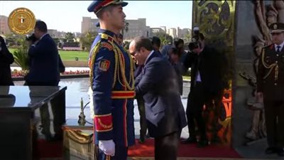 عاجل| الرئيس السيسي يضع إكليلا من الزهور على النصب التذكاري لشهداء الشرطة
