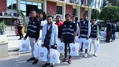 طلاب من أجل مصر بجامعة سوهاج توزع ١٥٠٠ قطعة ملابس شتوية للأسر الأولي بالرعاية بمركز أخميم