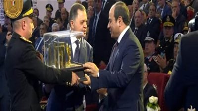 عاجل.. وزير الداخلية يقدم هدية تذكارية للرئيس السيسي بمناسبة الاحتفال بعيد الشرطة الـ72