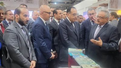 رئيس مجلس الوزراء يتفقد جناح مكتبة الإسكندرية بمعرض القاهرة الدولي للكتاب