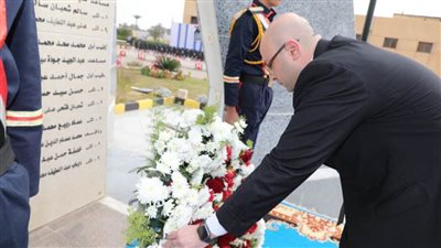 أكليل الزهور على النصب التذكاري للشهداء في عيد الشرطة ببني سويف