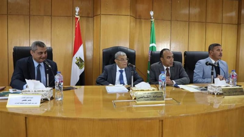 محافظ المنيا خلال