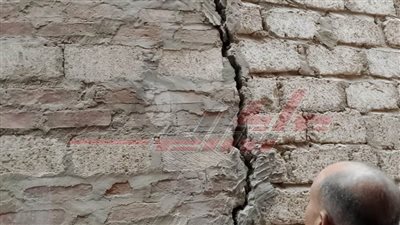دون إصابات.. تصدع 3 منازل بإحدى قرى سمالوط شمال المنيا (صور)