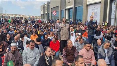 عشرات الآلاف من زائري معرض القاهرة الدولي للكتاب يؤدون صلاة الجمعة