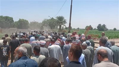 أهالي مغاغة بالمنيا يشيعون جثامين 3 سيدات لقين مصرعهن بتصادم تروسيكل وربع نقل 