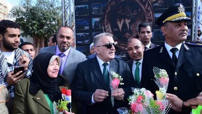 وسط فرحة الأهالي.. مدير أمن سوهاج يشارك المواطنين الاحتفال بعيد الشرطة