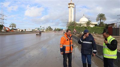 رئيس صرف الإسكندرية في جولة لتفقد التعامل مع مياه الأمطار الغزيرة